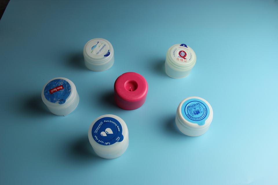 Automatic 19L 5 Gallon Water Bottle Lid Closure Cap Sealing Labeling Machine