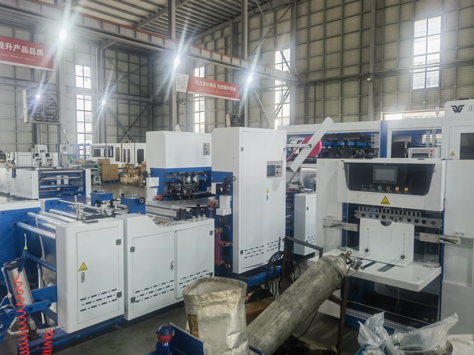 Full Automatic High Speed A8 Non Woven Bag Making Machine Non Woven Bag Cutting Sewing Forming All in One Machine