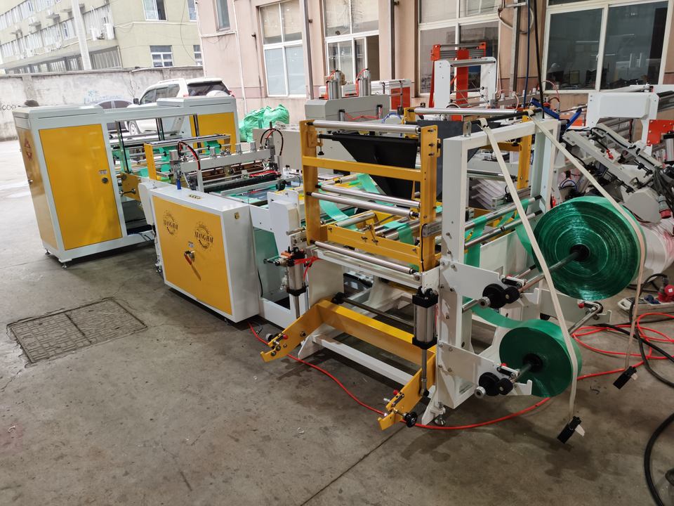 Full Automatic Roll to Roll Plastic Trash Coreless Star Seal Garbage Bag Making Machine with