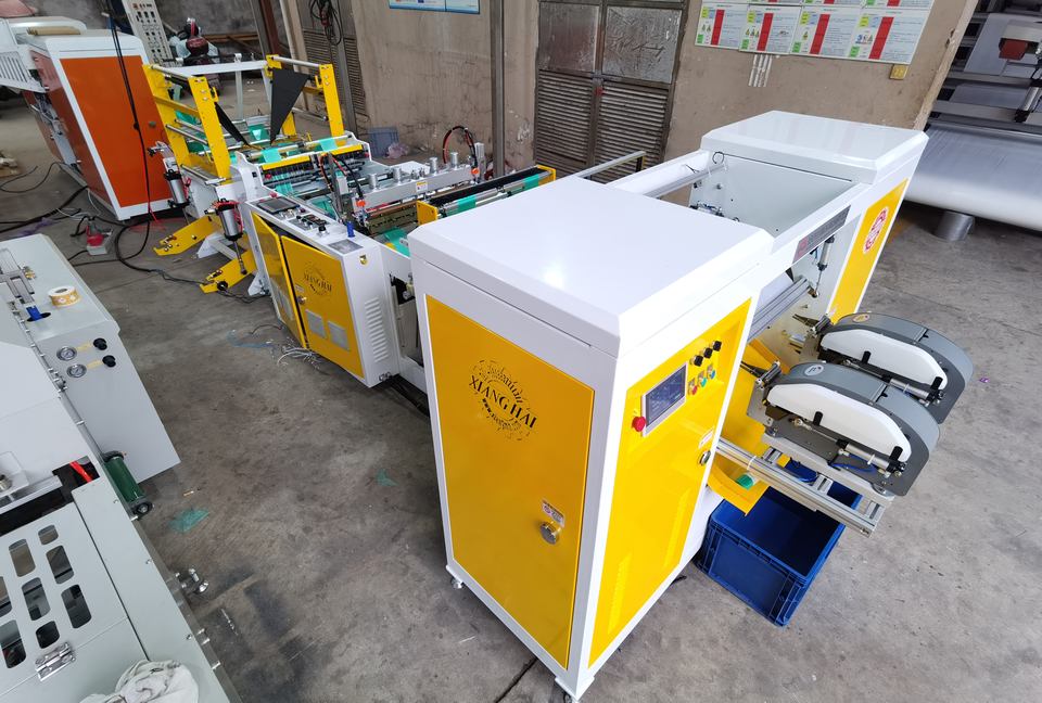 Full Automatic Roll to Roll Plastic Trash Coreless Star Seal Garbage Bag Making Machine with