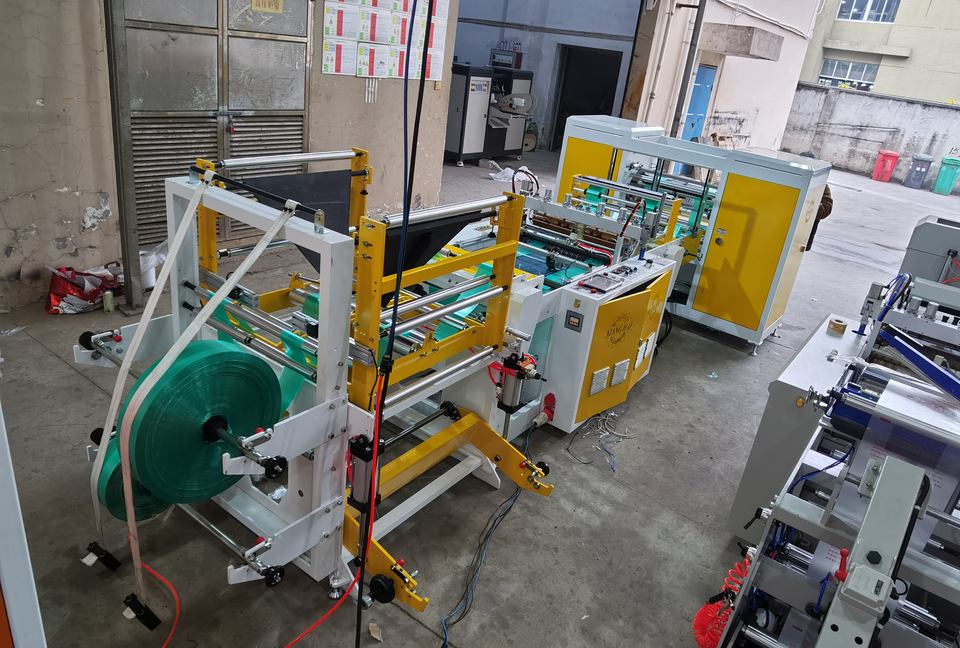 Full Automatic Roll to Roll Plastic Trash Coreless Star Seal Garbage Bag Making Machine with