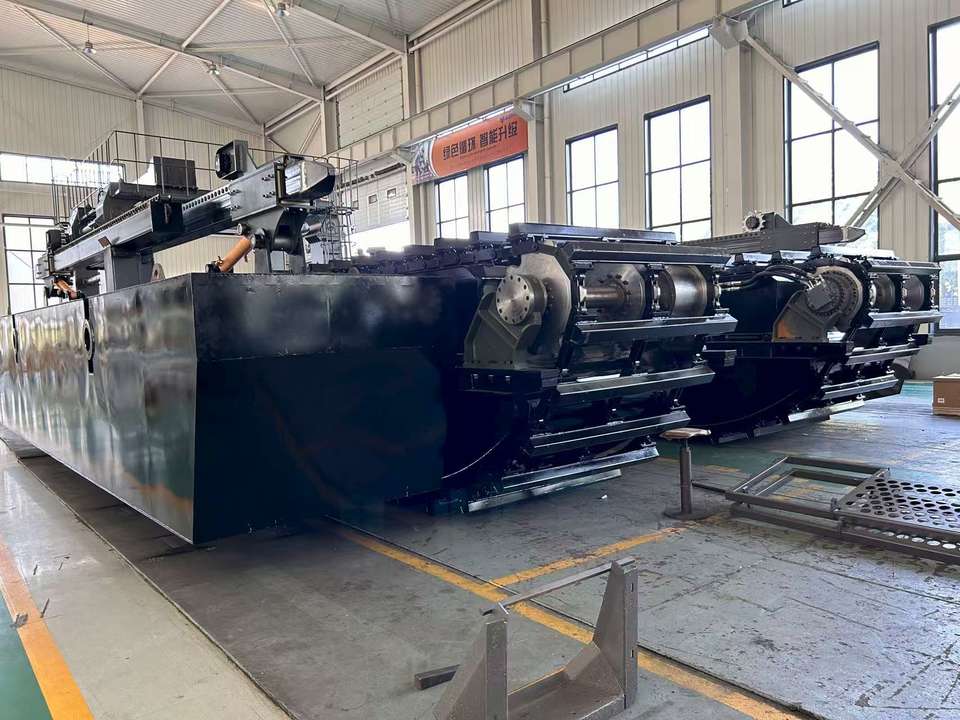 Amphibious Excavator with Pontoon Tracks Stable Swamp Marsh Land Reclamation Machine