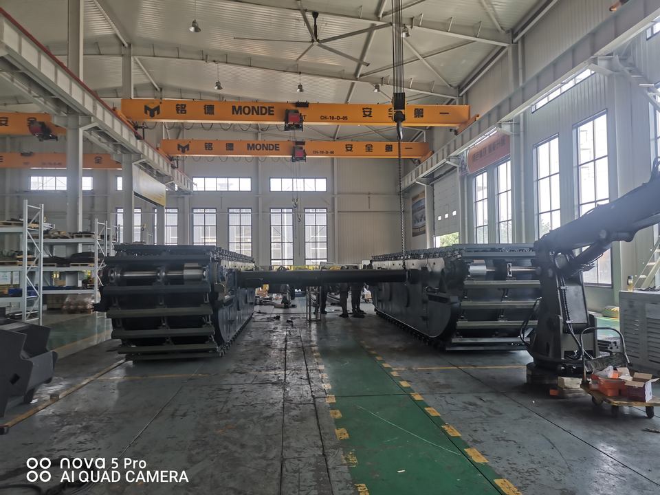 Amphibious Excavator with Pontoon Tracks Stable Swamp Marsh Land Reclamation Machine