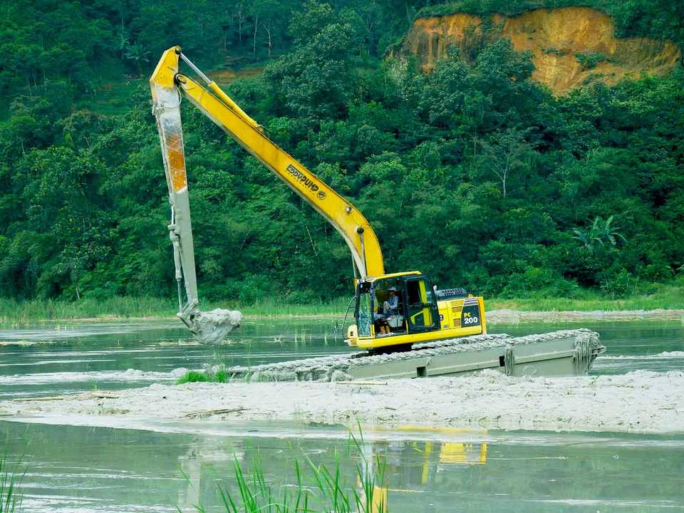 Amphibious Excavator with Pontoon Tracks Stable Swamp Marsh Land Reclamation Machine