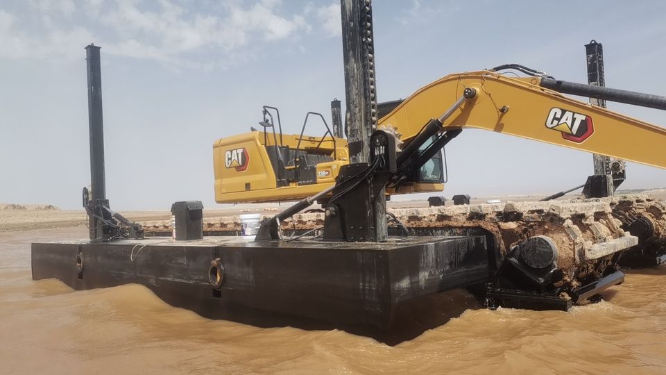Amphibious Excavator with Pontoon Tracks Stable Swamp Marsh Land Reclamation Machine