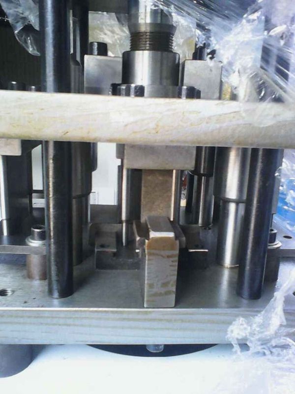 Pneumatic Corner Punching Machine in Aluminum Window Making Machine with 4 Dies Working Stations