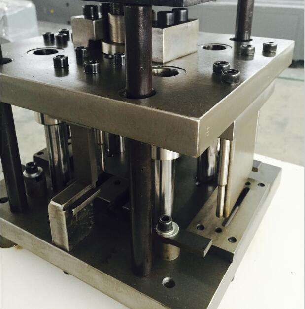 Pneumatic Corner Punching Machine in Aluminum Window Making Machine with 4 Dies Working Stations