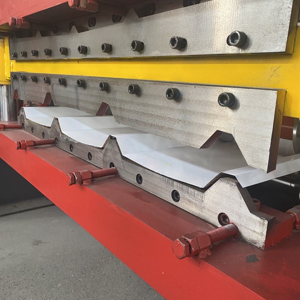 High Speed Zinc Metal Corrugated Roofing Sheet Roll Forming Machine Iron Roofing Roll Forming Machine Tile Making Machinery