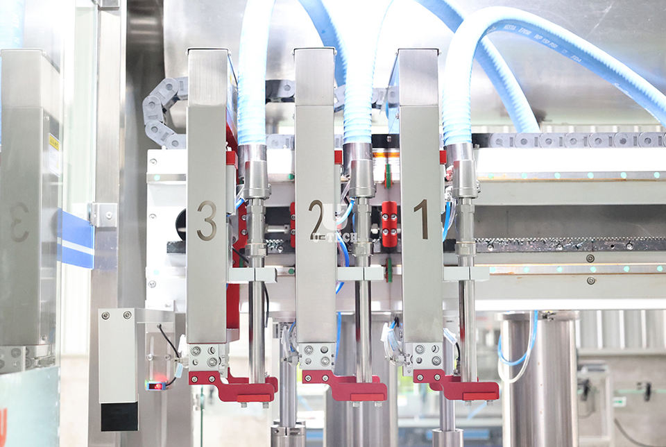 Automatic Electric Motor Engine Oil Bottle Jerrycan Filler Capping Labeling Machine Core Gear PLC Chemical Filling Machines