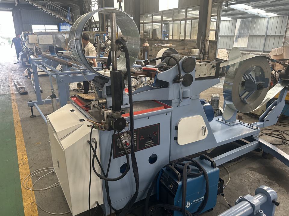 FENGTENG High Efficiency Automatic HVAC Tube Former Spiral Air Duct Metal Roll Forming Equipment Motor Core Easy Operate 5.5kW