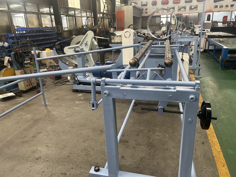 FENGTENG High Efficiency Automatic HVAC Tube Former Spiral Air Duct Metal Roll Forming Equipment Motor Core Easy Operate 5.5kW