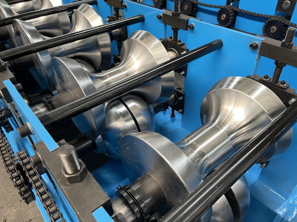 Metal Roll Top Ridge Capping Roll Forming Machine with High Productivity Motor & Pump for Residential Roof Flashing