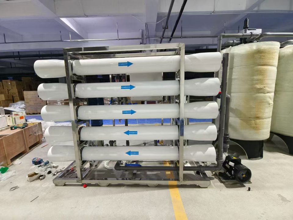 Containerized Seawater & Brackish Water Desalination RO Plant with PLC Control RO Membrane & Pump Stainless Steel 10TPH Capacity