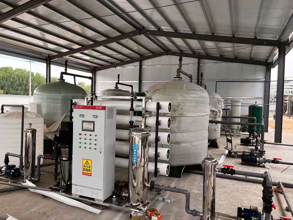 Containerized Seawater & Brackish Water Desalination RO Plant with PLC Control RO Membrane & Pump Stainless Steel 10TPH Capacity